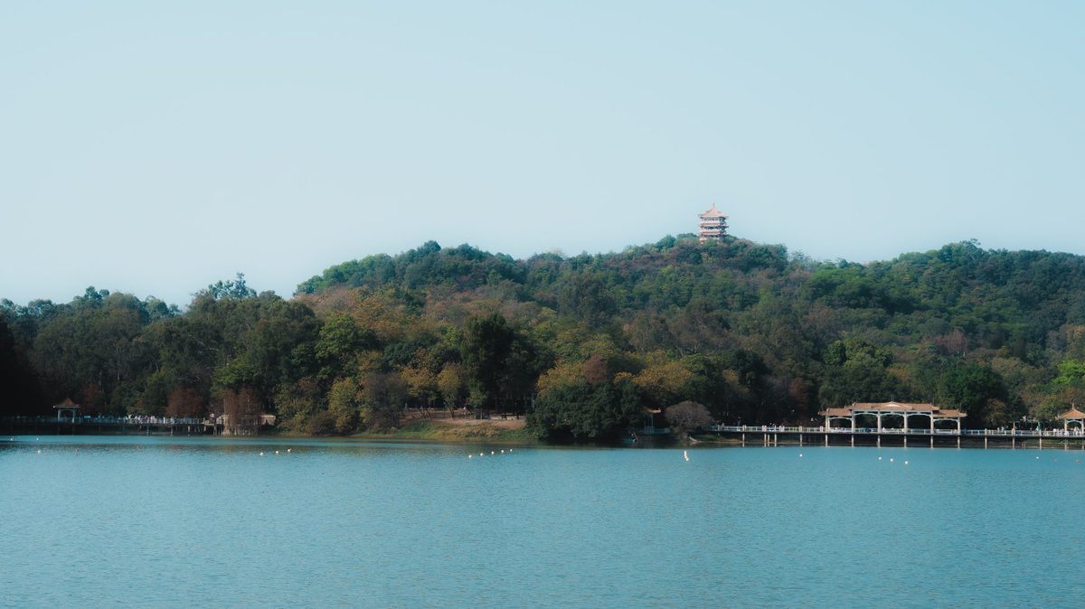 湖对岸